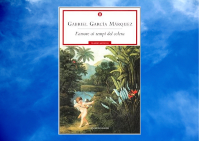 Copertina del libro L'amore ai tempi del colera di Gabriel Garcia Marquez con sfondo di un cielo azzurro